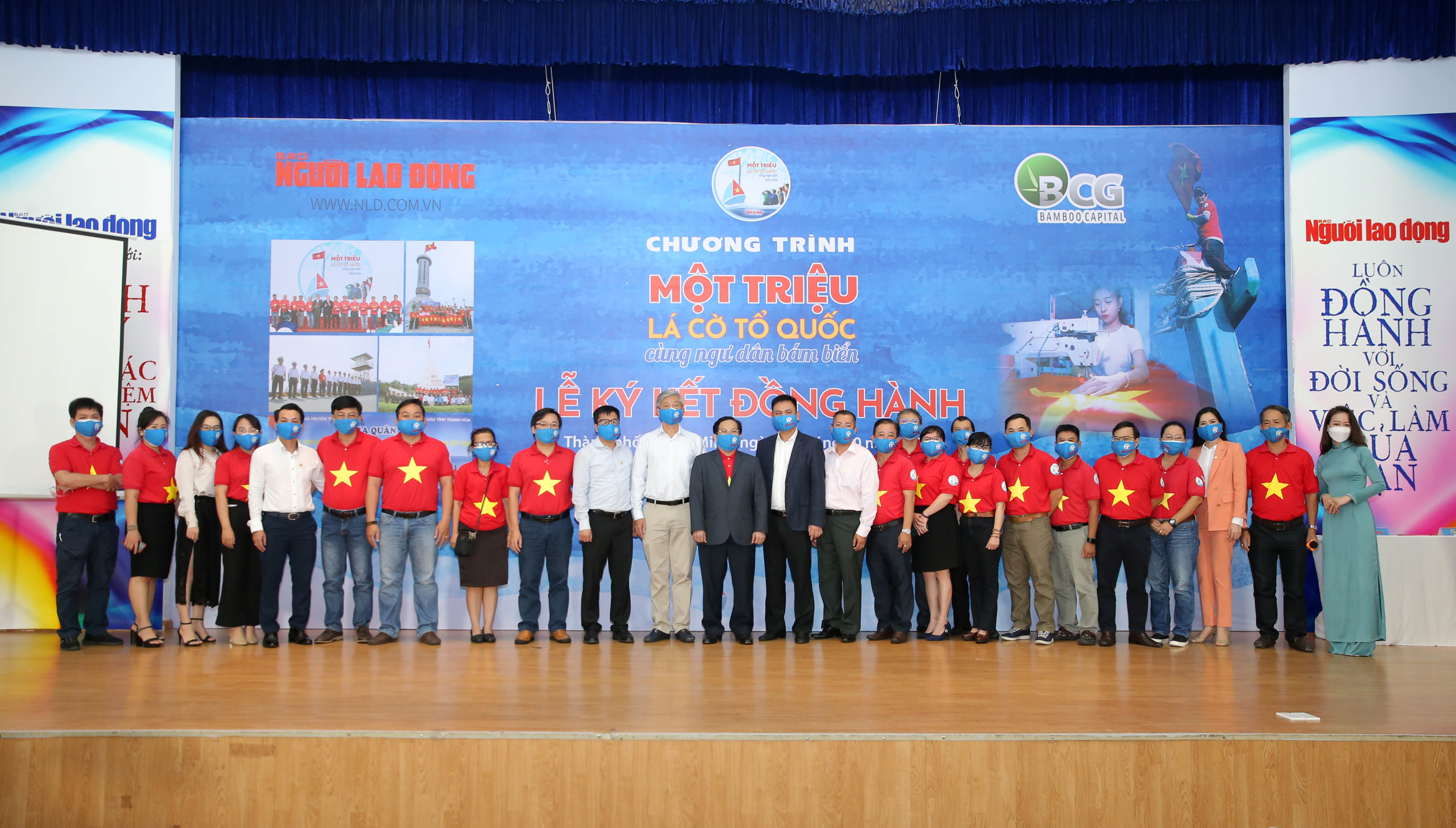 Bamboo Capital Group donates 100,000 national flags to Vietnamese fishermen